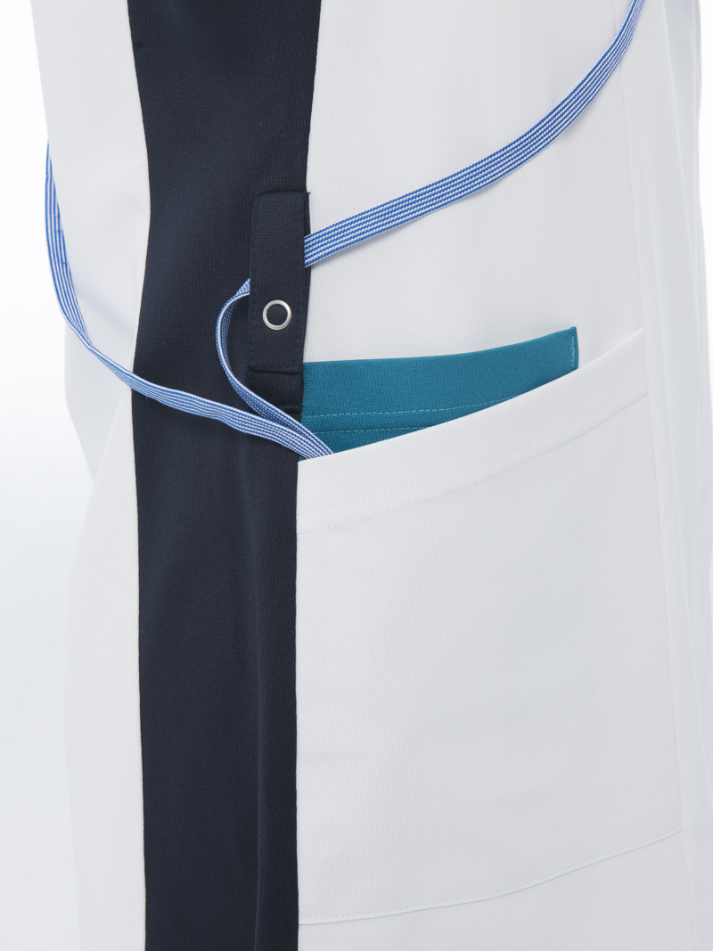 右脇ダブルループ　たすき掛けのストラップを固定出来るほか、様々なものをかけることが出来ます。